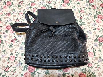 Zaino nero in ecopelle intrecciata con borchie – s