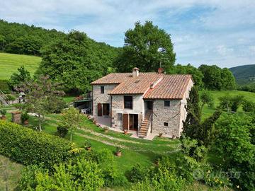 Rustico / Casale di 350 m² con più di 5 locali e b