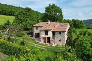 Rustico / Casale di 350 m² con più di 5 locali e b