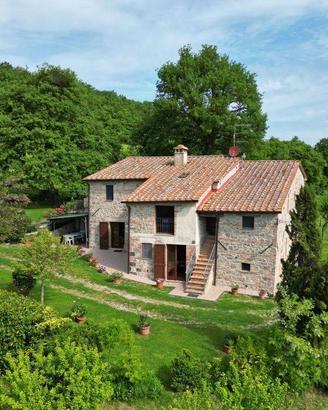 Rustico / Casale di 350 m² con più di 5 locali e b