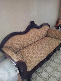 divano d'epoca con le sue due poltrone 