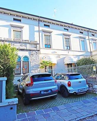 Appartamento di 180 m² con 5 locali e box auto a B