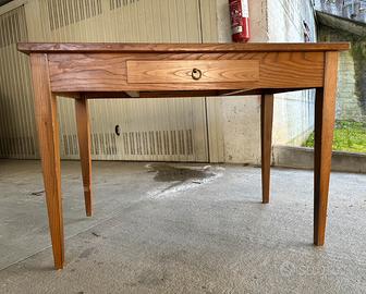 Scrivania / scrittoio in noce con cassetto