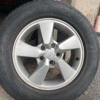 Pneumatici SUV 235/60R16 con cerchi lega