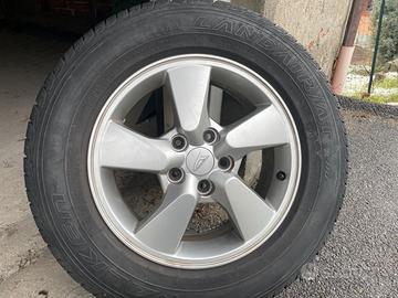 Pneumatici SUV 235/60R16 con cerchi lega