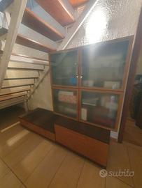 Parete attrezzata in legno e vetrinetta