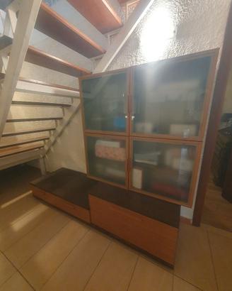 Parete attrezzata in legno e vetrinetta