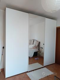 armadio a tre ante con specchiera