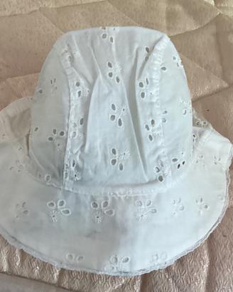 Cappellino bimba bianco ricamato estivo