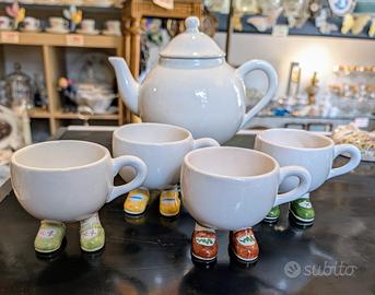 Quattro tazze da passeggio e theiera vintage 