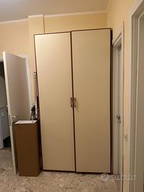 Armadio in legno con cassettiera interna