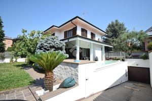VILLA A SCHIERA D'ANGOLO A BRUGHERIO