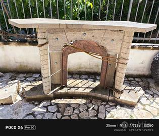 Camino monumentale in marmo, pietra e rame