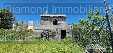 Rustico con terreno a Piedimonte Etneo