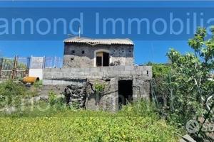 Rustico con terreno a Piedimonte Etneo