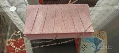 Vestito con calze set collane e orecchini e borsa