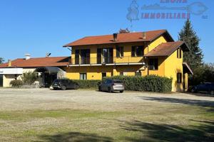 Immobile di 900 m² a Cureggio