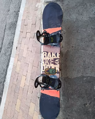 Drake Force 158 cm Snowboard + Attacchi Nitro M