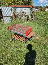 Barbecue bbq con ruote e piano d'appoggio