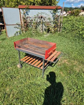 Barbecue bbq con ruote e piano d'appoggio