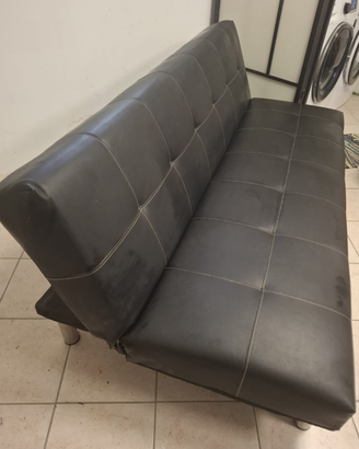 Due divani letti con schienale reclinabile
