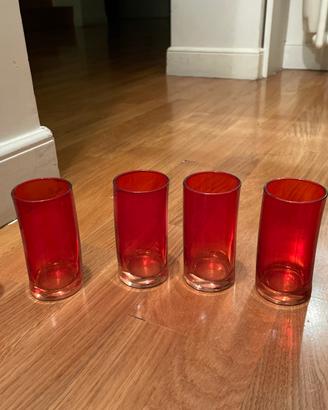 Bicchieri da liquore di colore rosso