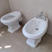 Coppia di sanitari in stile classico