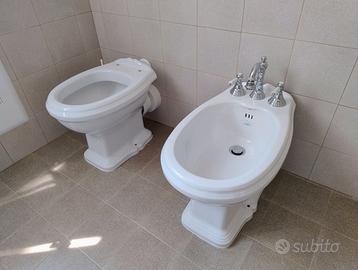 Coppia di sanitari in stile classico
