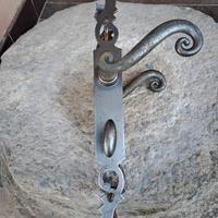 Vecchia maniglia in ferro artigianale