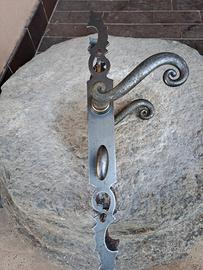 Vecchia maniglia in ferro artigianale