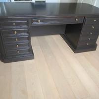 Scrivania classica in legno massello