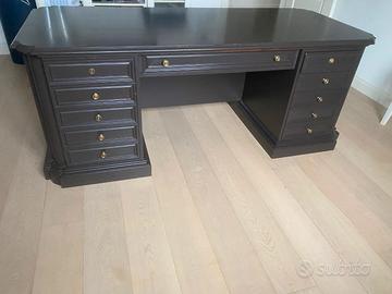 Scrivania classica in legno massello