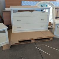 Completo camera:  comò, 2 comodini e specchio