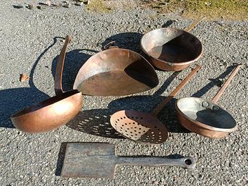 pentolini e mestoli in rame antichi