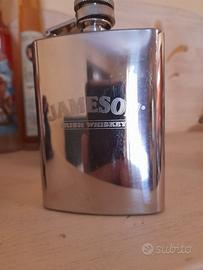fiaschetta Whiskey Jameson. 