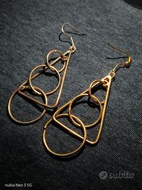 orecchini pendenti geometrici color oro
