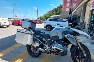 Moto BMW R 1200 GS l'estate è su due ruote
