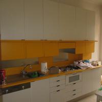 Cucina attrezzata completa di pensili.