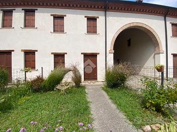 VILLA A SCHIERA A DUE CARRARE