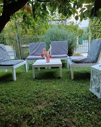 poltrone e tavolo da giardino 