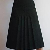 Gonna nera sartoriale in gabardine con pieghe