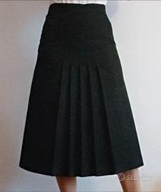 Gonna nera sartoriale in gabardine con pieghe
