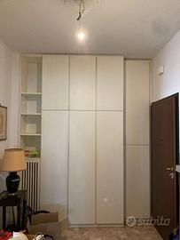 Ante bianche e ripiani di varie misure