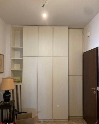 Ante bianche e ripiani di varie misure