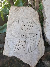 scultura in pietra locale scolpita a mano