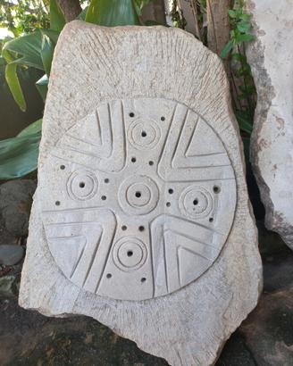 scultura in pietra locale scolpita a mano