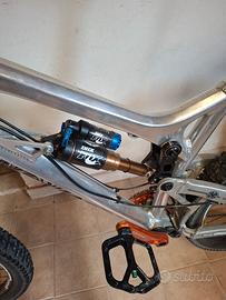 Telaio Intense Uzzi con ammortizzatore