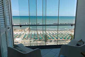 Trilocale con veranda sul mare