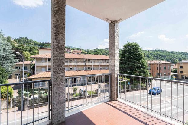 Trilocale con Balcone a Oggiono