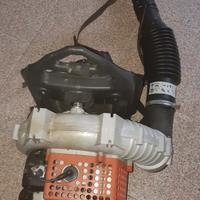 Soffiatore a zaino motore a due tempi.